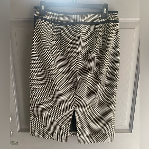 WHBM Black & White Houndstooth Knee Length Skirt - Picture 3 of 6